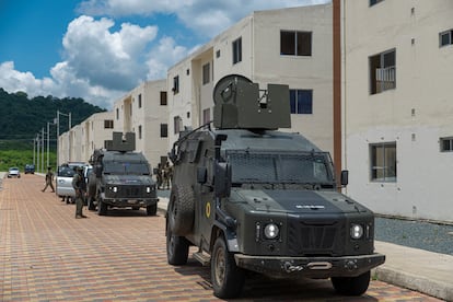 Vehículos militares ingresan al complejo habitacional Socio Vivienda. 