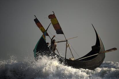 Los refugiados rohingya tripulan un barco pesquero desde la playa de Shamlapur en dirección a la Bahía de Bengala, cerca de Cox's Bazar (Bangladesh)