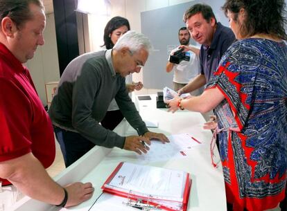 Carlos Totorika, en el centro, presentando los avales de la candidatura de Mikel Torres.