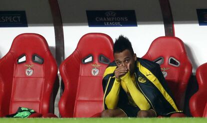 Aubameyang contempla el partido tras su sustitución.