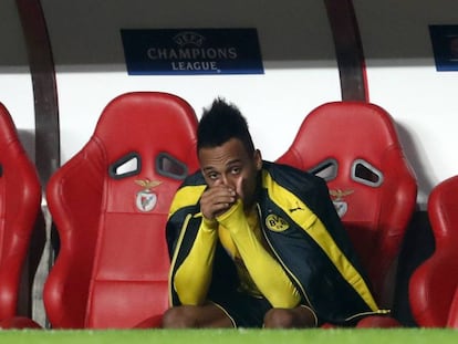 Aubameyang contempla el partido tras su sustituci&oacute;n.