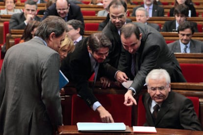 Artur Mas, a la izquierda, junto a varios miembros de la federación nacionalista y del Gobierno catalán durante el pleno de ayer.