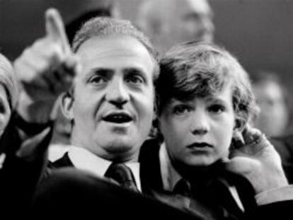 El Rey Don Juan Carlos y el futuro Felipe VI, en 1977.