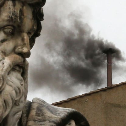 Fumata negra en el Vaticano. Los cardenales terminan sin acuerdo la primera reunión de la segunda jornada del cónclave. Esta tarde volverán a reunirse para emitir sus preferencias sobre el sucesor de Benedicto XVI.