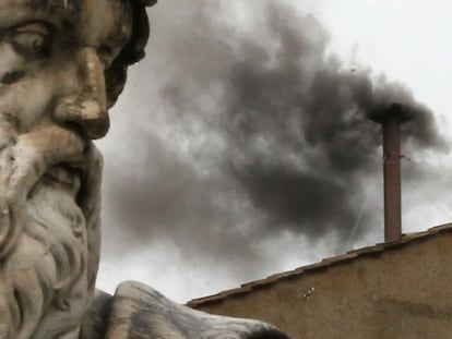 Fumata negra en el Vaticano. Los cardenales terminan sin acuerdo la primera reunión de la segunda jornada del cónclave. Esta tarde volverán a reunirse para emitir sus preferencias sobre el sucesor de Benedicto XVI.