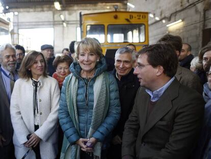 Esperanza Aguirre, hoy, junto a los cooperativistas en las cocheras de Cuatro Caminos.