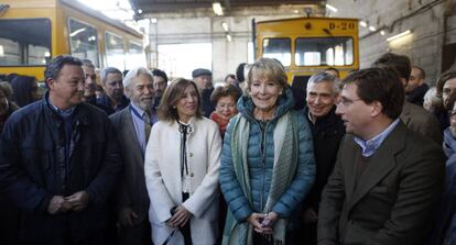 Esperanza Aguirre, hoy, junto a los cooperativistas en las cocheras de Cuatro Caminos.