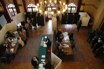 Votantes en un colegio electoral en Le Touquet (Francia).