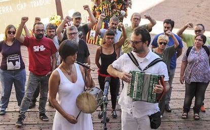 Los miembros de la CUP en el Fossar de les Moreres.