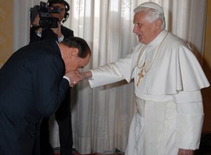 El primer ministro italiano, Silvio Berlusconi, besa la mano del Papa Benedicto XVI.