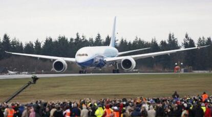 Momento del despegue del primer vuelo de pruebas del B-787 <i>Dreamliner</i> en el aeropuerto de Everett el pasado 15 de diciembre.