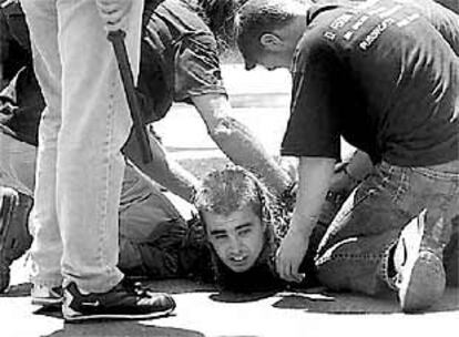 Tres policías de paisano detienen a una persona tras la marcha del domingo en Barcelona.