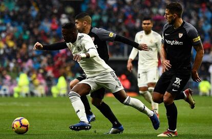 Banega intenta detener el avance de Vinicuis.
