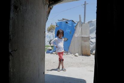 Más del 70% de los sirios que residen en Líbano vive por debajo del umbral de la pobreza, según Unicef. Muchos menores de edad tienen que renunciar a los estudios para trabajar la en agricultura o en la construcción para ayudar a sus familias.