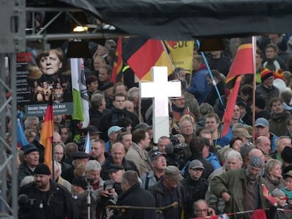 Seguidores do Pegida na tarde em Dresden.