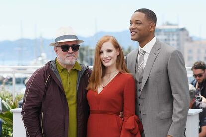 El presidente del jurado Pedro Almodóvar junto a Jessica Chastain y Will Smith.