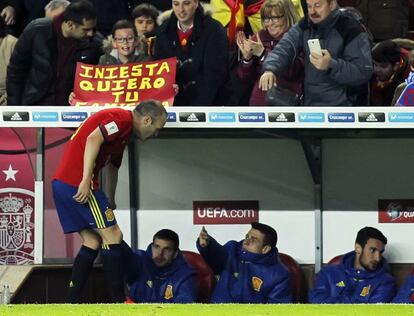 El centrocampista de la selección española de fútbol Andrés Iniesta, tras ser sustituído durante el partido clasificatorio para el Mundial de Rusia 2018 ante Israel disputado en el estadio de El Molinón, en Gijón.