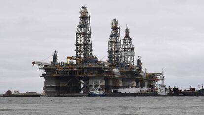 Plataformas petroleras marinas en el puerto de Aransa, Texas
