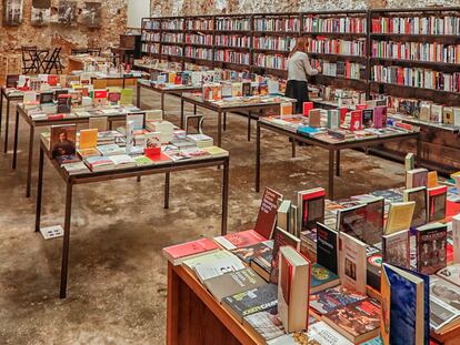 Interior de la librería Calders, de Barcelona.