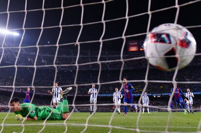 Lionel Messi marca de penalty el segundo gol del barcelona.