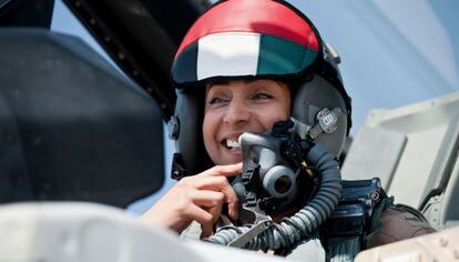 Mariam al-Mansouri, la primera piloto de combate de Emiratos.