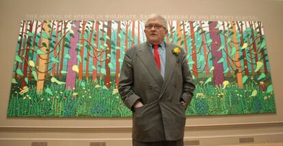 El pintor David Hockney, ante una de sus obras.