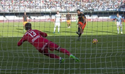 Parejo marca de penalti el gol del Valencia.