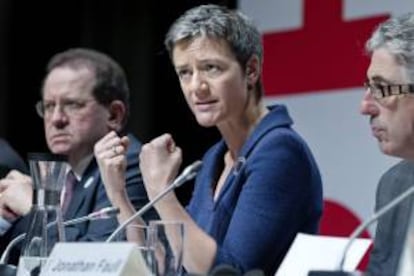 La ministra danesa de Economía y del Interior, Margrethe Vestager (centro), ofrece una rueda de prensa, junto al vicepresidente del Banco Central Europeo, Vitor Constancio (izda), y el director general de mercados internos de la Comisión Europea (CE), Jonathan Faull (dcha). EFE/Archivo