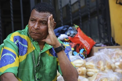 Homem observa os destroços do prédio que desabou no Largo do Paissandu, em São Paulo.