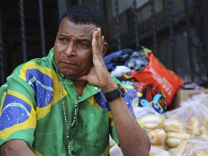 Homem observa os destroços do prédio que desabou no Largo do Paissandu, em São Paulo.
