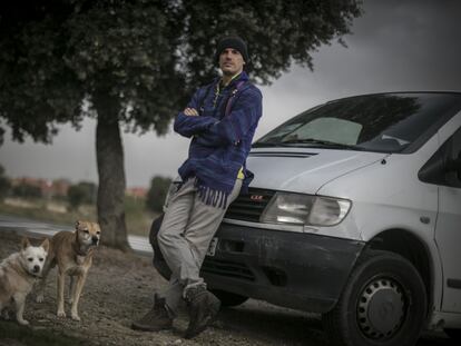 Fernando Vizcaíno, junto a la furgoneta en la que vive para que no le confinen, la semana pasada, en Guadarrama, Madrid.