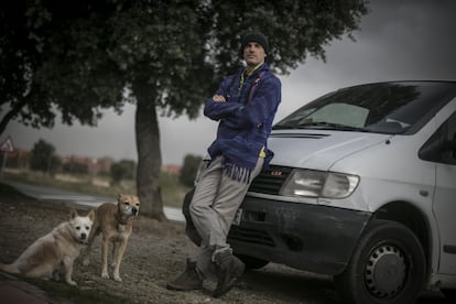 Fernando Vizcaíno, junto a la furgoneta en la que vive para que no le confinen, la semana pasada, en Guadarrama, Madrid.