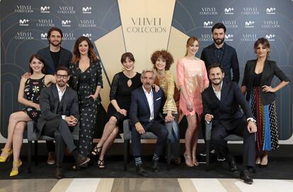 Arias (en el centro), con parte del reparto de Velvet Colección, el lunes en la presentación de la serie en Barcelona.