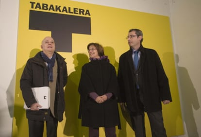 De izquierda a derecha, el alcalde Elorza, la consejera Urgell y el diputado general Olano, ayer en Tabakalera.