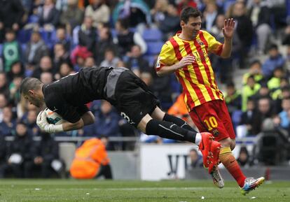 Casilla atrapa el balón ante Messi