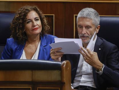 El ministro del Interior, Fernando Grande-Marlaska (d), junto a la ministra de Hacienda, María Jesús Montero (i), durante la sesión de control en el Congreso de los Diputados este miércoles.
 