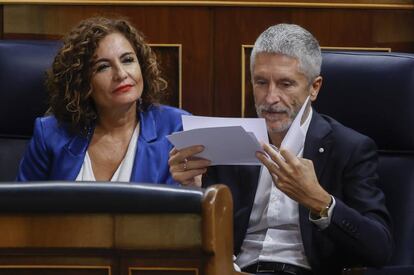El ministro del Interior, Fernando Grande-Marlaska (d), junto a la ministra de Hacienda, María Jesús Montero (i), durante la sesión de control en el Congreso de los Diputados este miércoles.
 