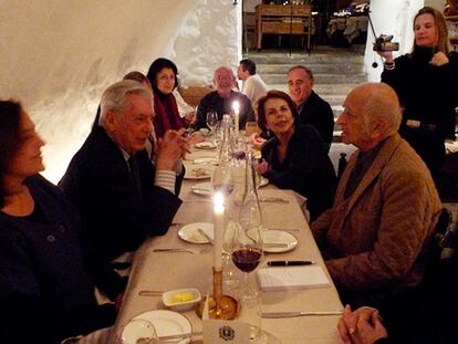 El Nobel cena con Patricia, Fernando de Szyszlo y otros amigos en Estocolmo.
