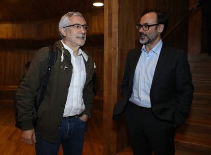 Gaspar Llamazares (a la izquierda), uno de los impulsores del partido Actúa, conversa con Fernando Garea, presidente de la agencia Efe.