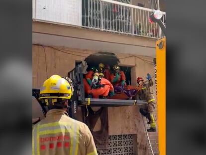 Imagen del momento en el que rescatan a un hombre de 48 años y 250 kilos de peso de su vivienda.