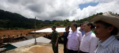 Enrique Peña Nieto (segundo por la derecha) observa los trabajos de rescate en La Pintada, en Guerrero, al sureste del país.