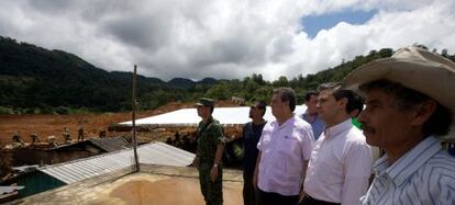 Enrique Pe&ntilde;a Nieto (segundo por la derecha) observa los trabajos de rescate en La Pintada, en Guerrero, al sureste del pa&iacute;s.