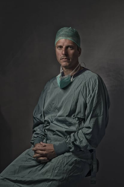 Fuat Arikan, jefe clínico de neurocirugía del hospital Vall d'Hebron de Barcelona, tras la operación.