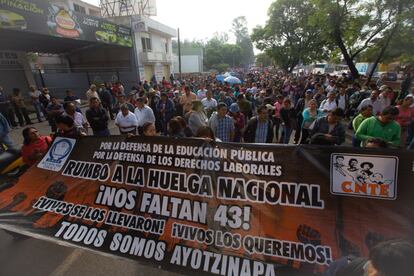 Miles de docentes llevan a cabo una marcha pacífica desde el Instituto de Educación Pública de Oaxaca hasta el Zócalo, la plaza central, donde celebrarán un mitin y decidirán las acciones a realizar por la tarde.