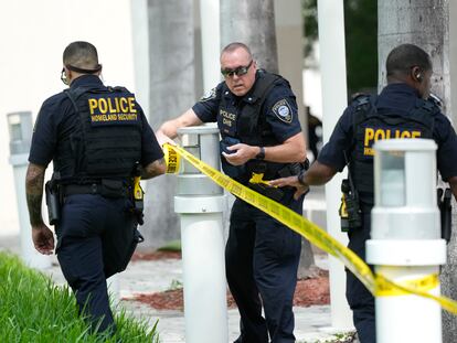 Agentes de la policía acordonan el acceso al tribunal federal de Miami, donde está previsto que Tump comparezca este martes.