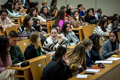 Estudiantes en una clase de la facultad de Magisterio de la Universitat de València, en una imagen del pasado febrero.
