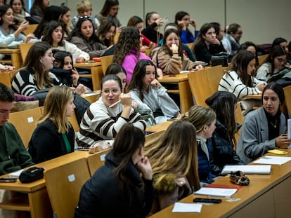 Estudiantes en una clase de la facultad de Magisterio de la Universitat de València, en una imagen del pasado febrero.