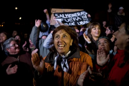 Pescadores se manifiestan en Chiloé luego de un brote de algas dañinas conocido como de marea roja, en 2016.