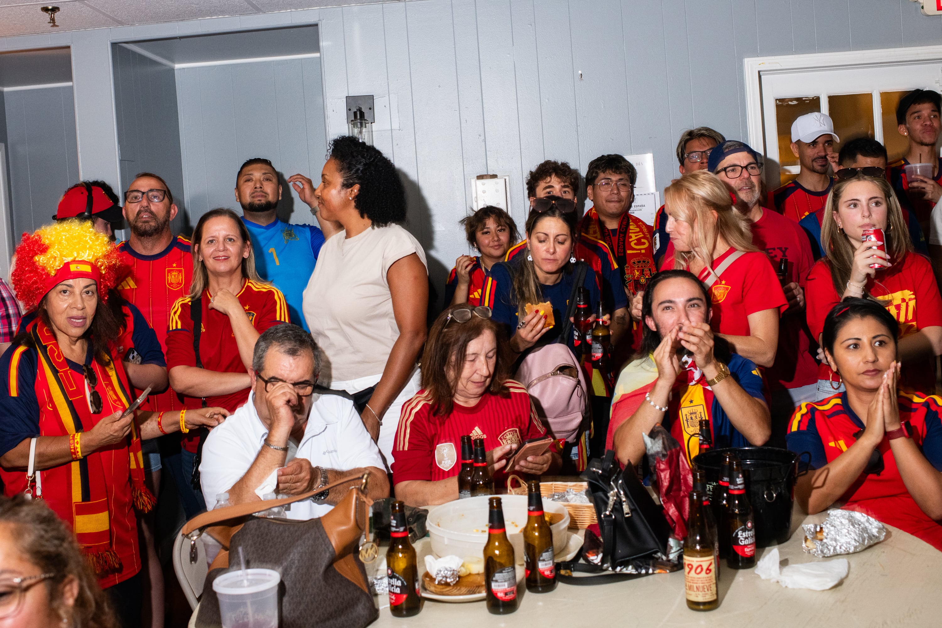 Fans de España mirando la final de la Copa Mundial de la FIFA en Club España, la peña de fútbol española más grande de Estados Unidos en Nueva Jersey. 