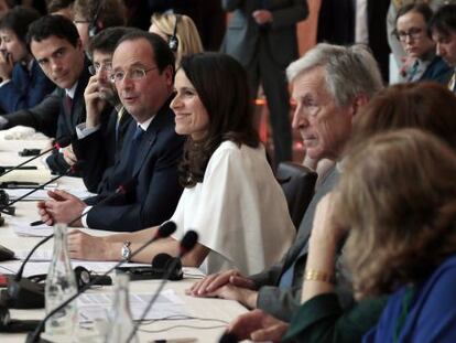 El presidente franc&eacute;sFrancois Hollande (centro) y la ministra de Cultura Aurelie Filippetti (centro, derecha de la foto), en el encuentro europeo Foro de Chaillot. 